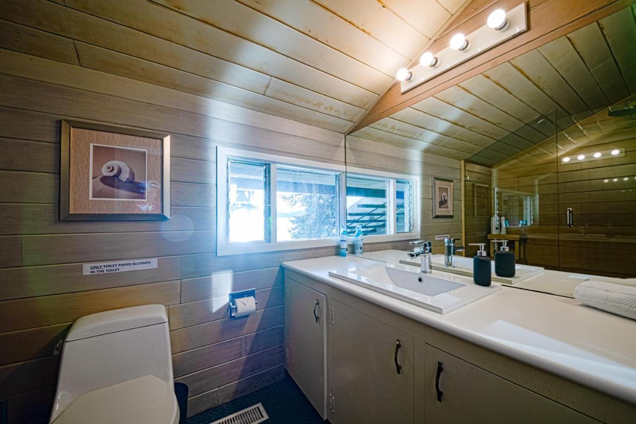 Waterfront Cottage With Superb Coastline Views West Vancouver Eksteriør bilde