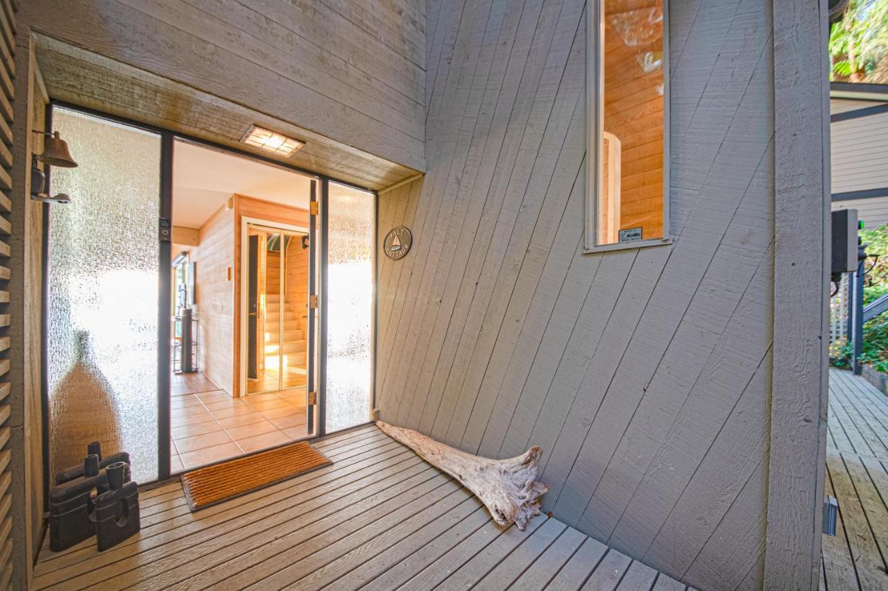 Waterfront Cottage With Superb Coastline Views West Vancouver Eksteriør bilde